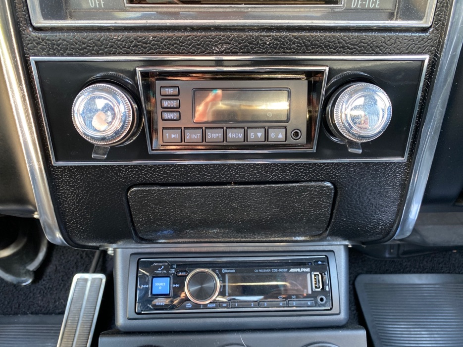 Classic car aftermarket radio Black Wolf Automotive