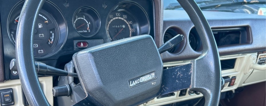 Toyota FJ60 interior