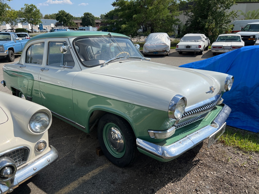 1968 GAZ 21 Volga turquois & white side view